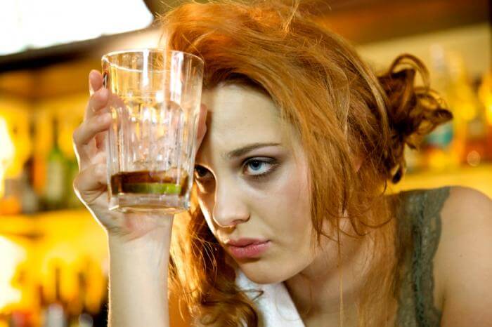 kvinde drikker alkohol