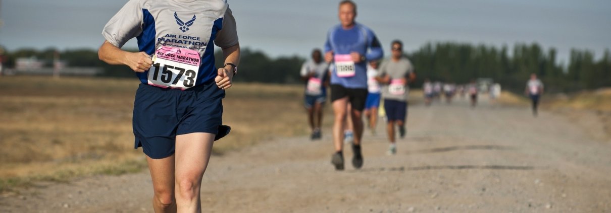 Løberer på grus vej