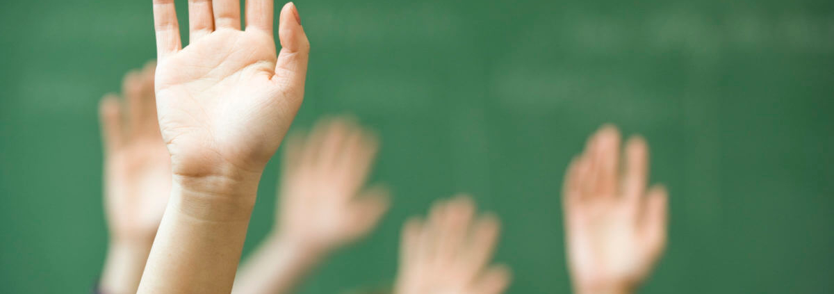Hånden i vejret i et klasseværelse