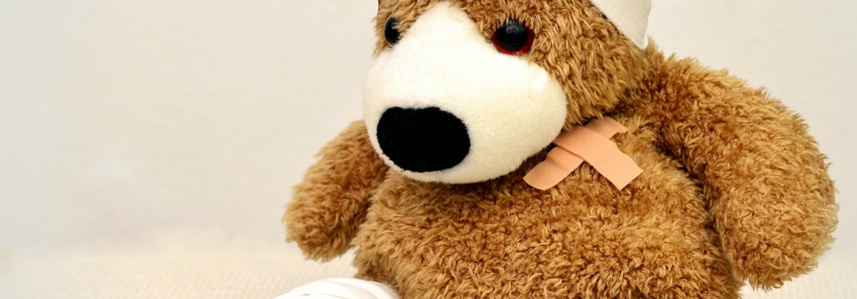 Bamse med bandager og plastre