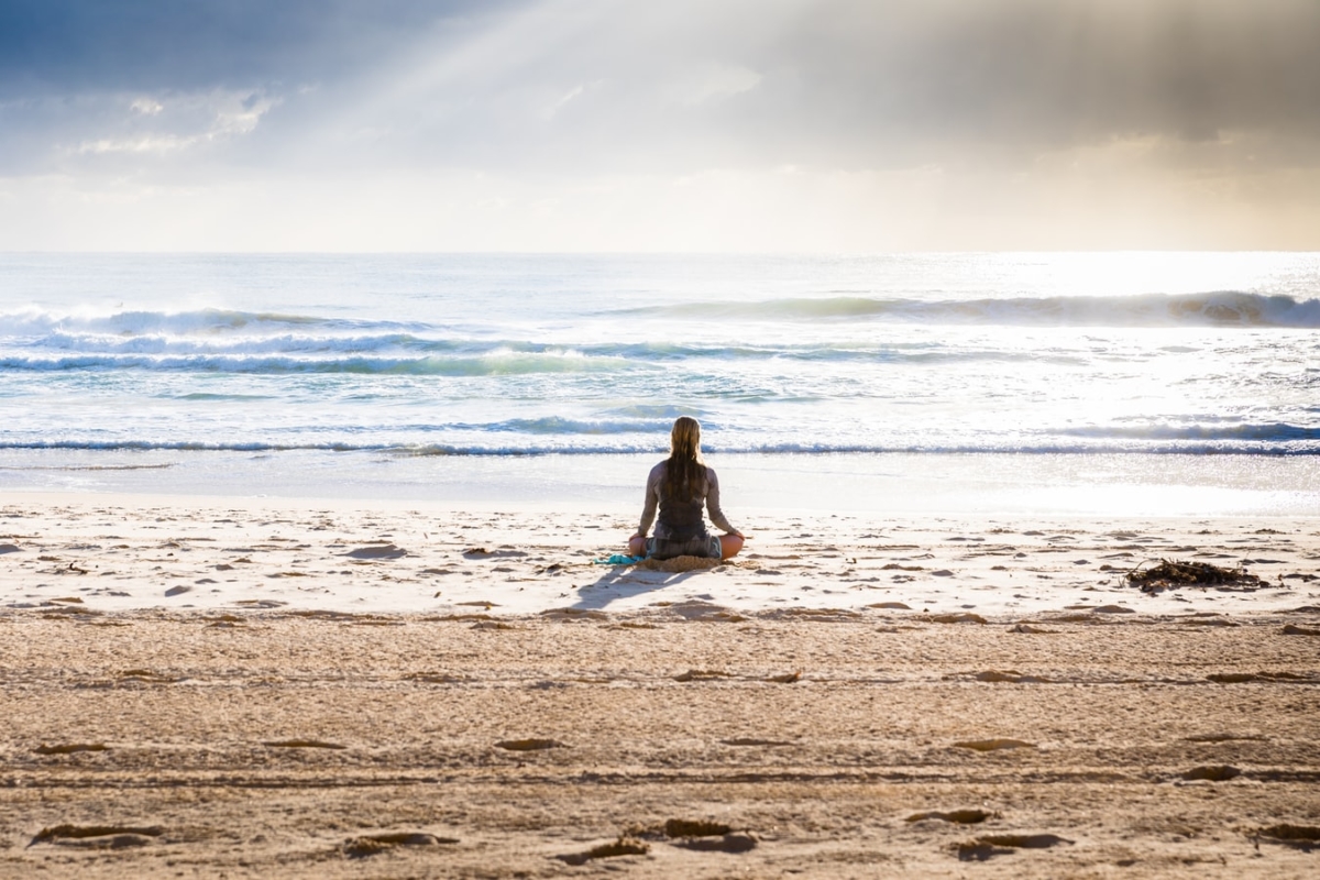 the-real-cbd-blog-kan-cbd-olie-hjælpe-fibromyalgi-patienter-yoga-på-stranden