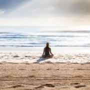 the-real-cbd-blog-kan-cbd-olie-hjælpe-fibromyalgi-patienter-yoga-på-stranden