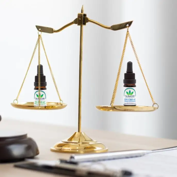 The Real CBD-flasker på afbalanceret vægtskala