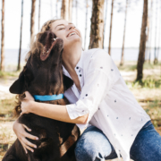 the-real-cbd-blog-cbd-olie Kvinde krammer sin hund i en skov