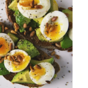 Avocado og æg på toast