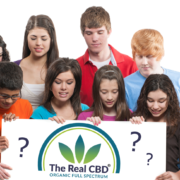 the-real-cbd-blog-kan-teenagers-bruge-cbd Teenagere kigger ned på The Real CBD-logoet