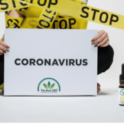 Coronavirus-skilt med STOP-tape omkring