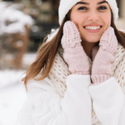 young-beautiful-happy-skin-the-real-cbd-skincare-winter-1080×423 Kvinde smiler i sneen