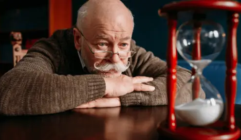 Gammel mand kigger på en fornuftig timer