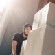 Mand med store The Real CBD-kasser