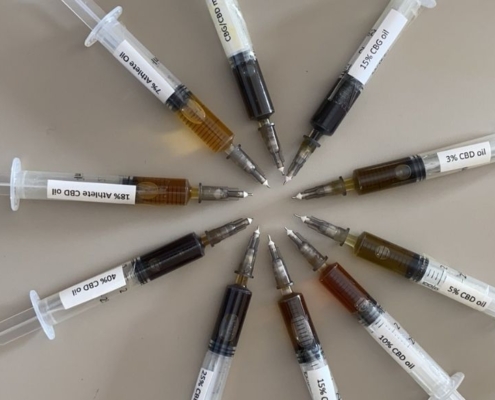 10 sprøjter i en cirkel med forskelligfarvet CBD indeni