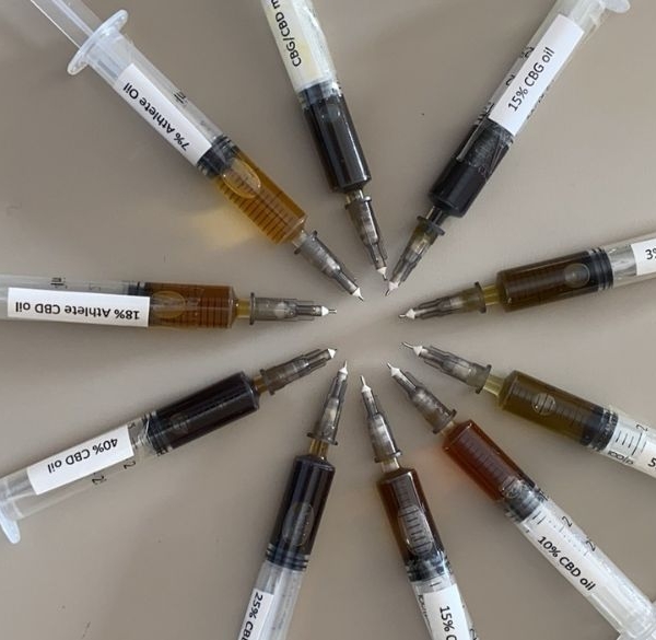 10 sprøjter i en cirkel med forskelligfarvet CBD indeni