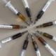 10 sprøjter i en cirkel med forskelligfarvet CBD indeni