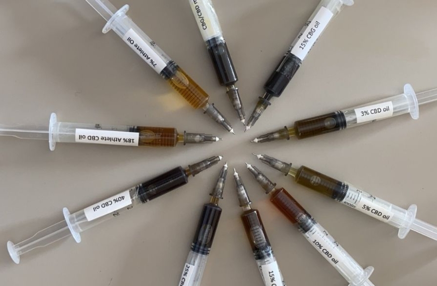 10 sprøjter i en cirkel med forskelligfarvet CBD indeni