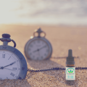 the-real-cbd-blog-hvornår-er-det-bedst-at-tage-CBD CBD-olie med stopure i sandet