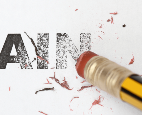 Blyant, der streger ordet PAIN ud