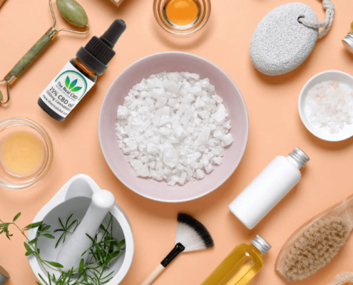 The Real CBD skønhedsprodukter på en bordplade med andre ting