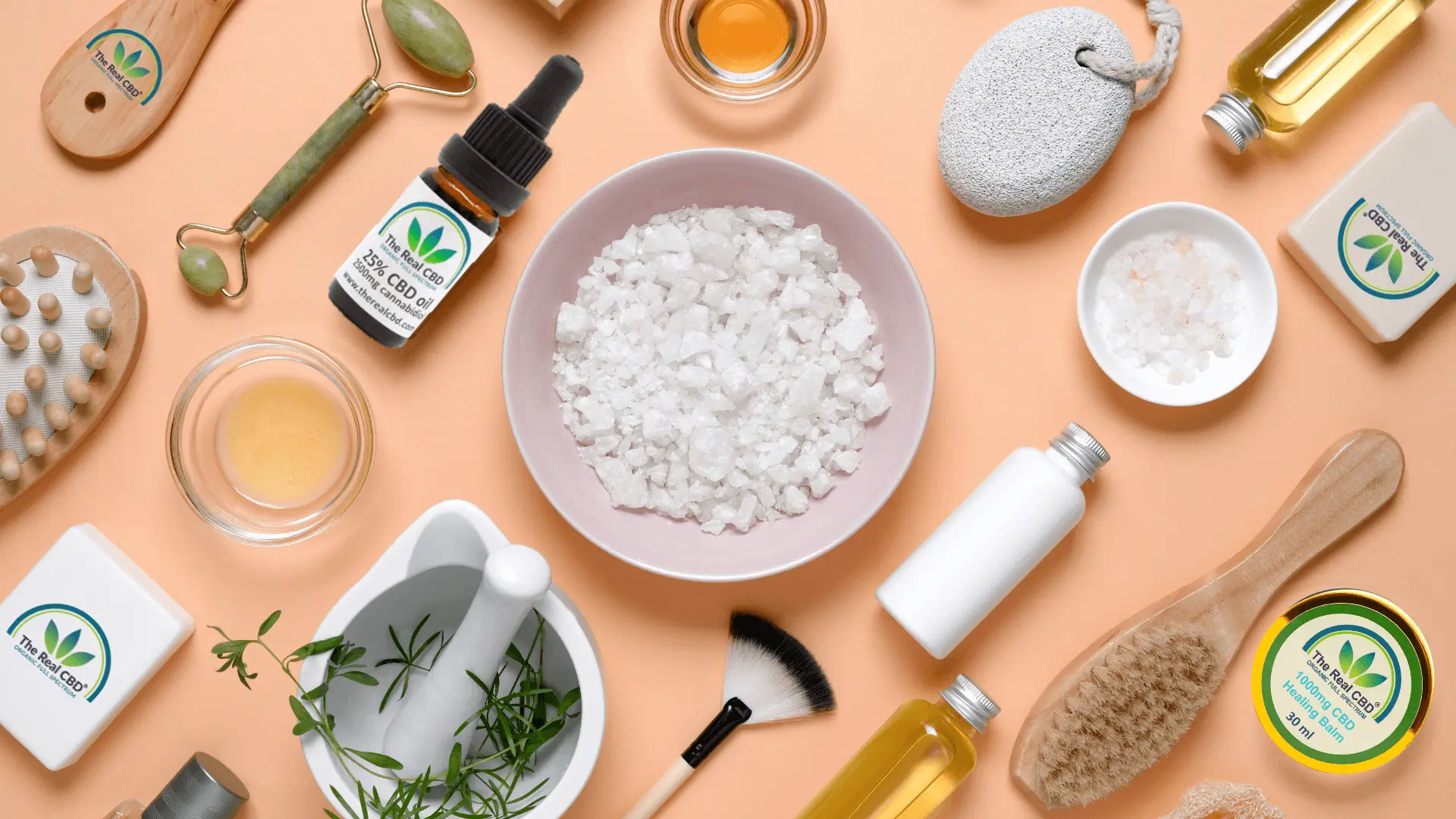 The Real CBD skønhedsprodukter på en bordplade med andre ting