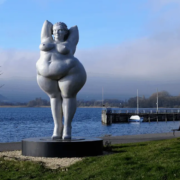 The-Real-CBD-Blog-hvordan-bruger-man-CBD-til-vægttab Voluptøs kvindestatue i en bådhavn