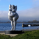 Voluptøs kvindestatue i en bådhavn