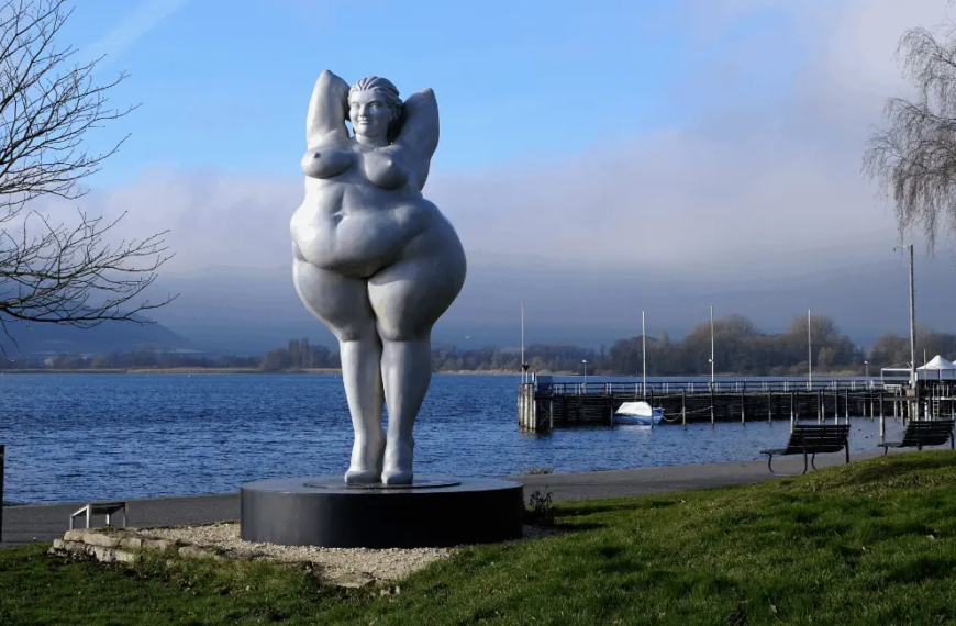 Voluptøs kvindestatue i en bådhavn