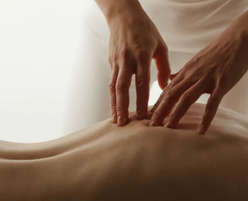 Mand giver en kvinde massage