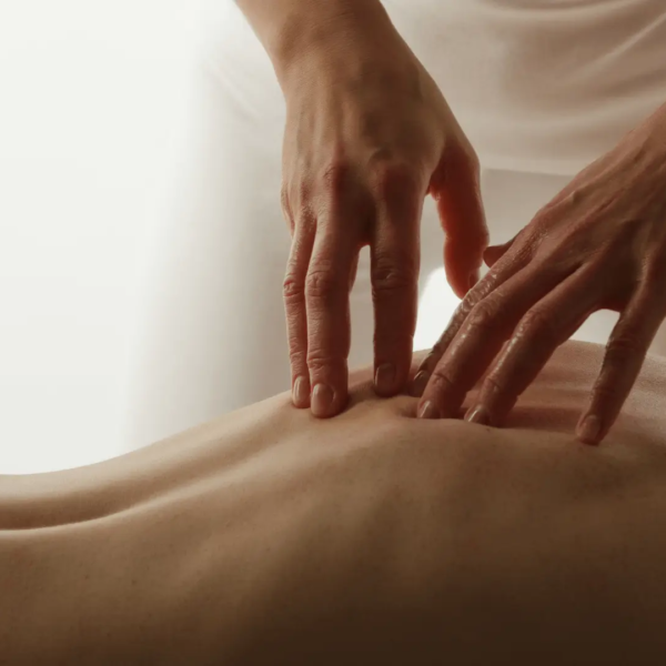 Mand giver en kvinde massage