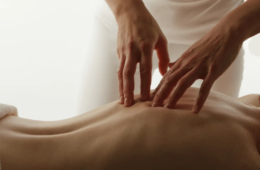 Mand giver en kvinde massage