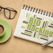 The-Real-CBD-Blog-CBD-til-biohacking Biohacking-bog med briller og kaffekop
