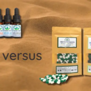 The-Real-CBD-CBD-olie-vs.CBD-Kapsler CBD olie og CBD kapsler på sand