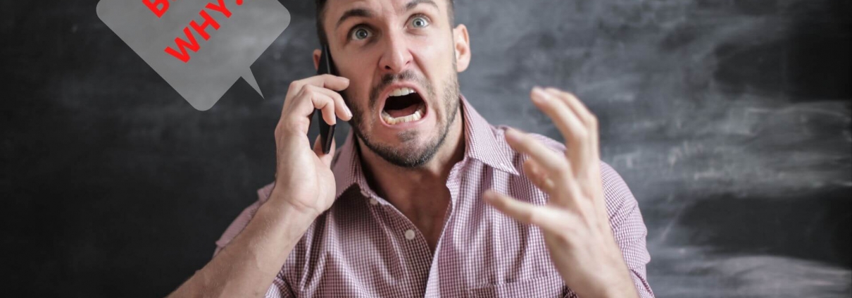 Mand råber MEN HVORFOR ind i en telefon