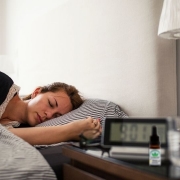 The-Rea-CBD-Blog-hvordan-bruger-man.cbd-til-soevn Kvinde sover godt