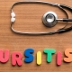Bursitis plastbogstaver på et træbord