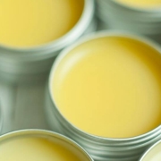 The-Real-CBD-Blog-CBD-salve Gule balsam glas