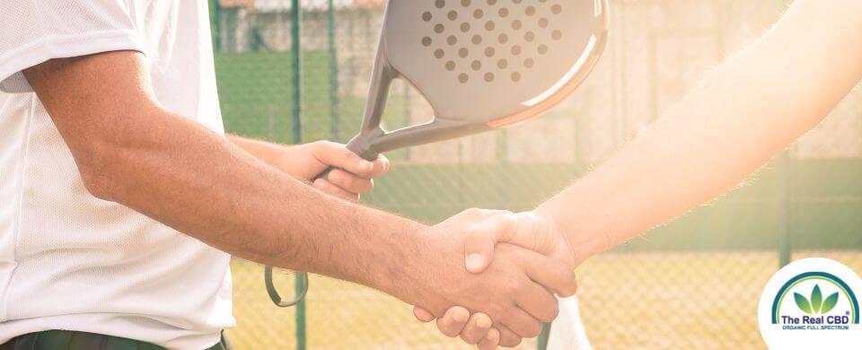 Padel-spillere giver hinanden hånden