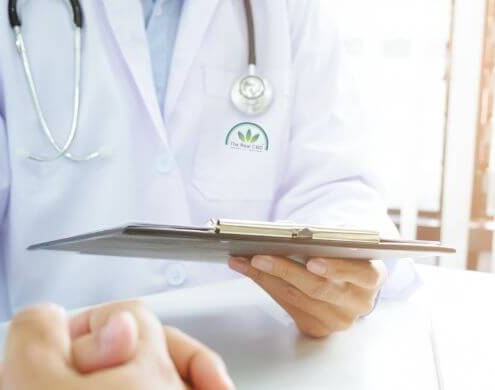 Læge rådgiver en patient