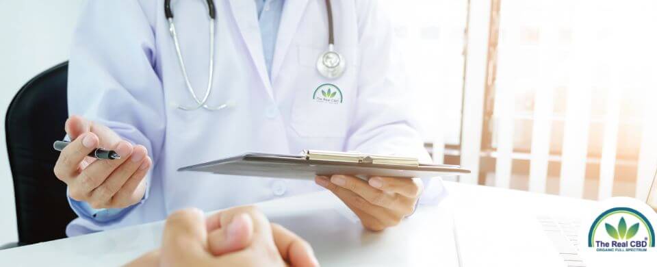 Læge rådgiver en patient
