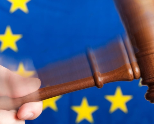 Dommerens hammer over det europæiske flag