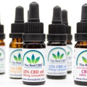 The-Real-CBD-Blog-Er-CBD-et-fupnummer Opstilling af Real CBD-flasker