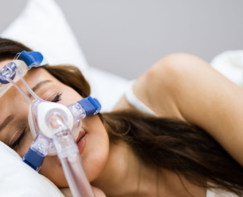 Kvinde sover med iltmaske på