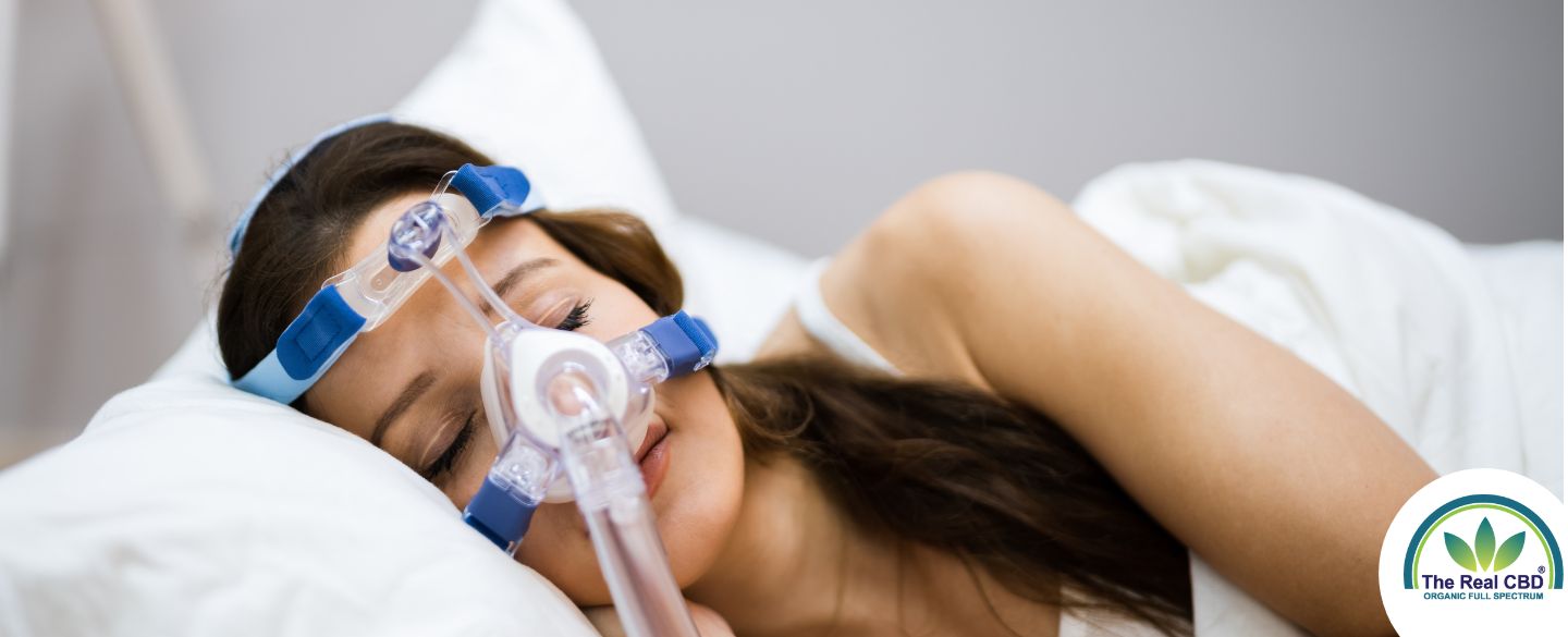 Kvinde sover med iltmaske på
