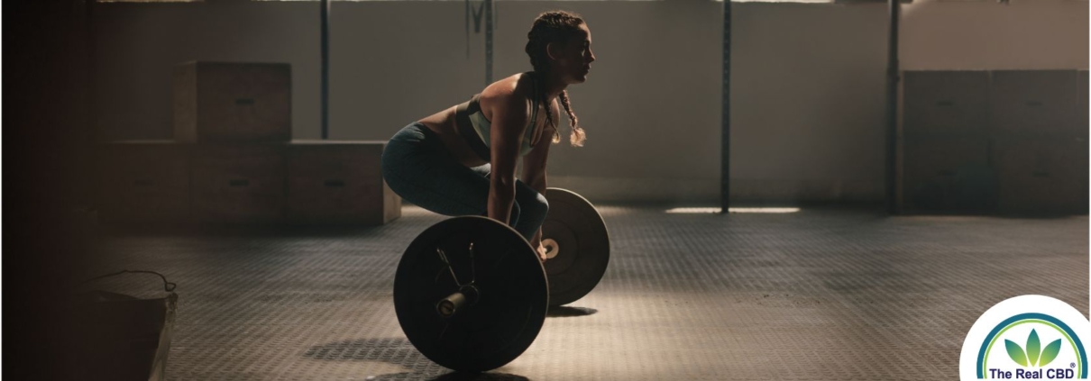 Kvinde løfter en vægtstang i et funktionelt fitnesscenter