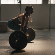Kvinde løfter en vægtstang i et funktionelt fitnesscenter