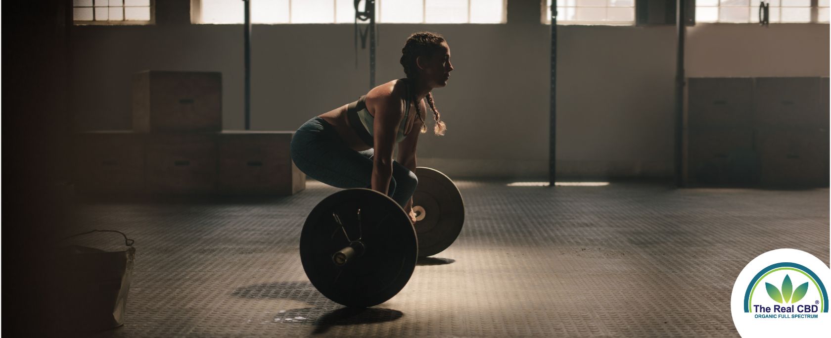 Kvinde løfter en vægtstang i et funktionelt fitnesscenter