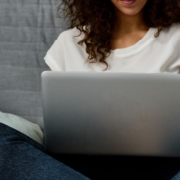 Teenager arbejder på en laptop i sengen