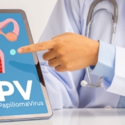 Læge peger på tablet med HPV-livmoder på
