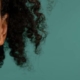 Farvet kvinde med vitiligo-pletter på huden i ansigtet