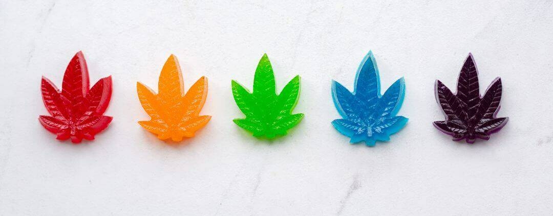 Flerfarvede vingummier formet som marihuana blade