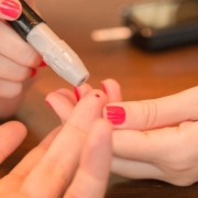 The-Real-CBD-Blog-CBD-og-diabetes Kvinde laver et diabetes-fingerstik på en mand