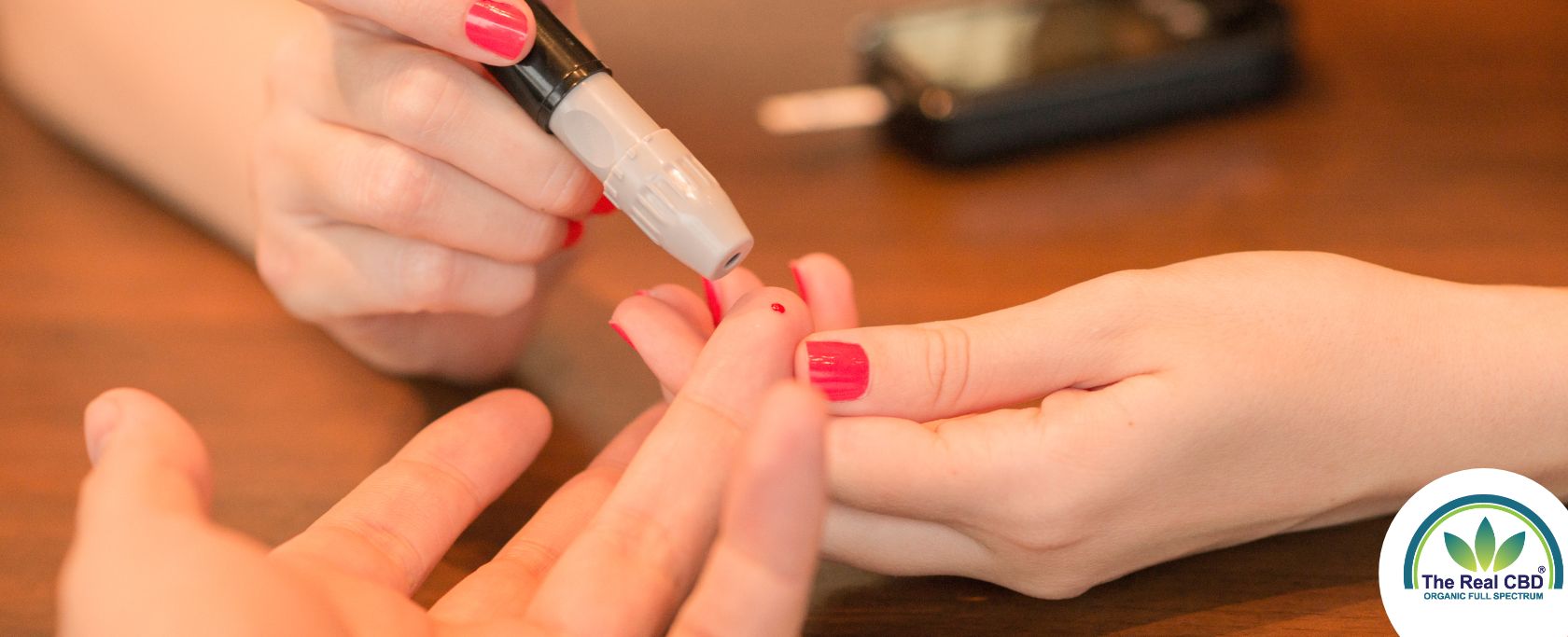 Kvinde laver et diabetes-fingerstik på en mand